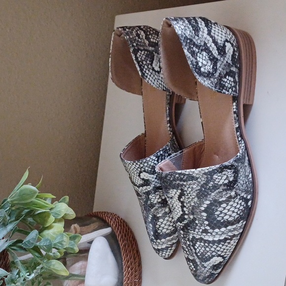 Catherine Malandrino Snakeskin Print Alaney D’Orsay Flats Pointed Toe - Picture 2 of 10